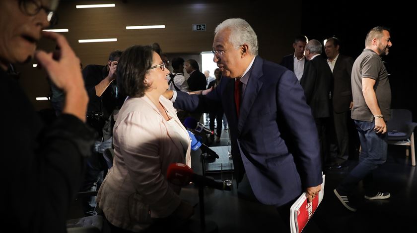 António Costa cumprimenta Eunice Lourenço, editora de política da Renascença, no final do debate da rádio