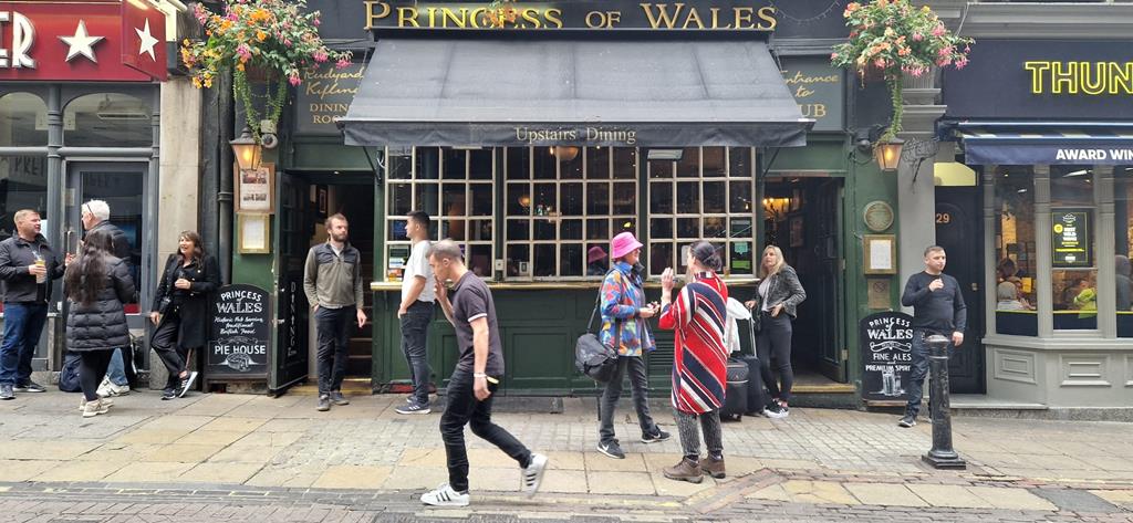 Depois do funeral da rainha Isabel II, os pub sde Londres recuperaram a animação de outros dias, como o "Princess of Wales", em Embankment. Foto: Maria João Cunha