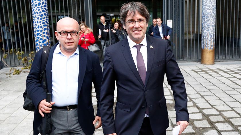 Carles Puigdemont viu o tribunal belga suspender o seu processo de extradição. Foto: Reuters