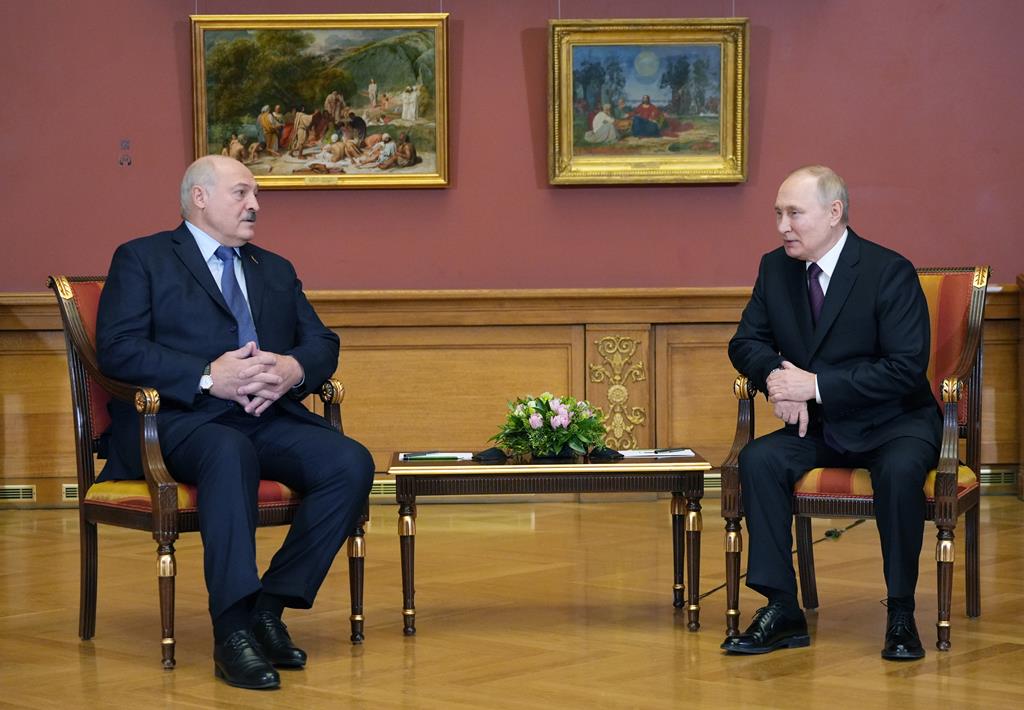 Bielorrússia de Lukashenko (esq.) tem servido como base de retaguarda para as forças russas de Putin. Foto: Alexei Danichev/Sputnik/Kremlin Pool