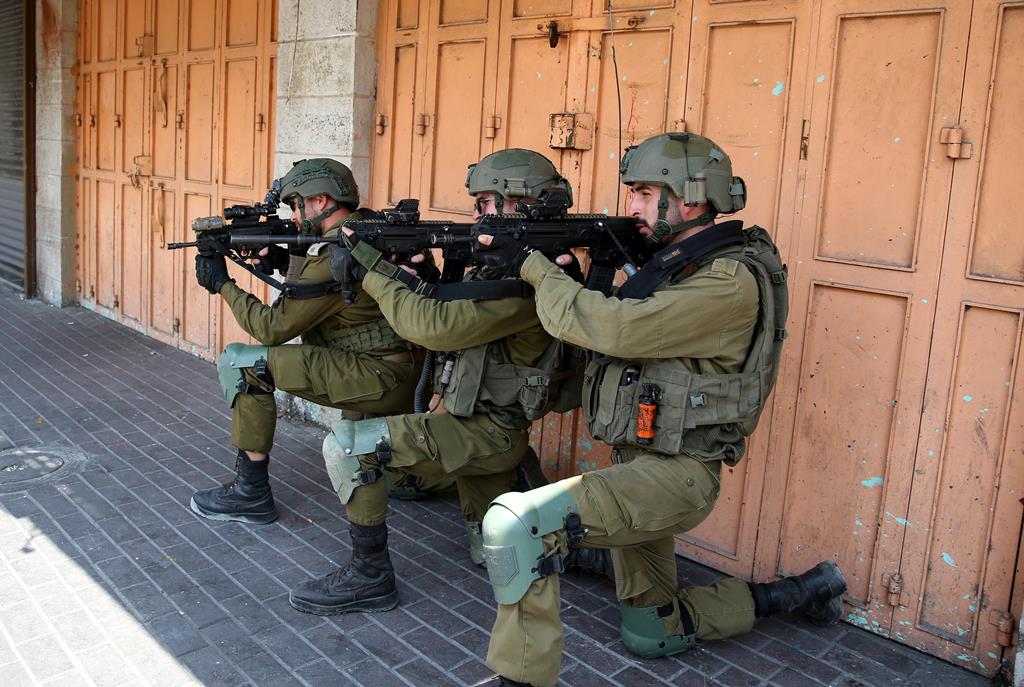 Imagem de soldados israelitas em confrontos, na Cisjordânia. Foto: Abed Al Hashlamon/EPA