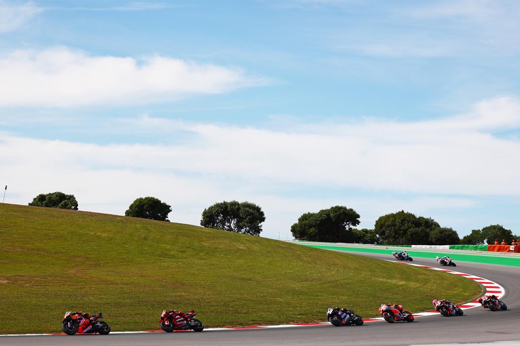 MotoGP. Acidente tira Miguel Oliveira do GP de Portugal, corrida ganha por  Francesco Bagnaia - Renascença