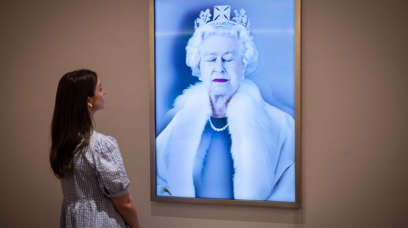 Quadro de Isabel II em exposição. Foto: Tolga Akmen/EPA