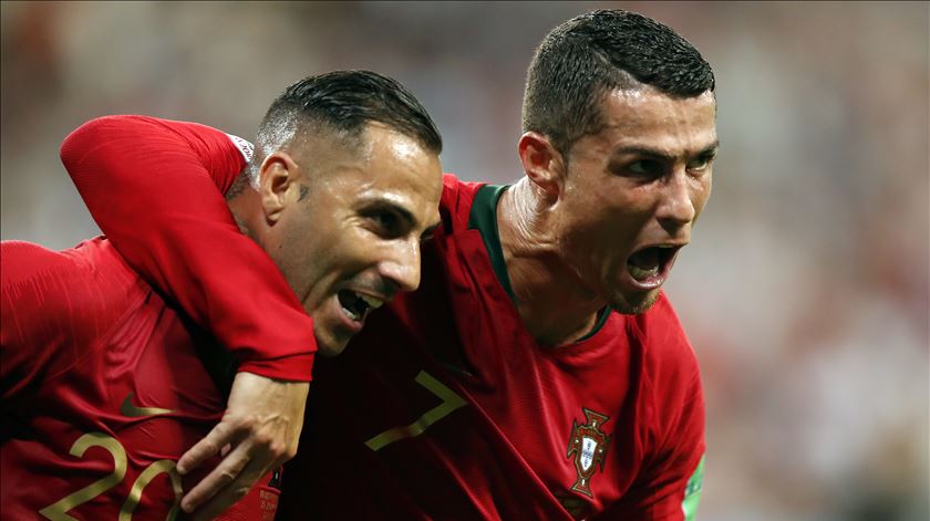 Quaresma e Ronaldo festejaram a trivela a bom festejar. foto: Rungroj Yongrit/EPA