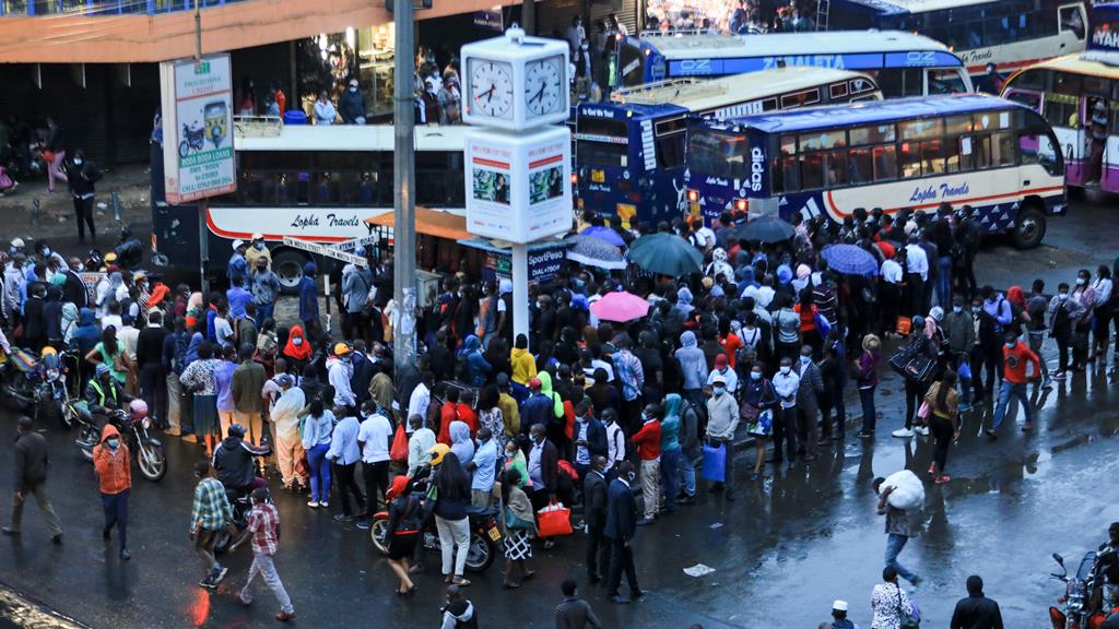 No Quénia, minutos antes do recolher obrigatório, a população junta-se para apanhar transporte. Foto: Daniel Irungu/EPA