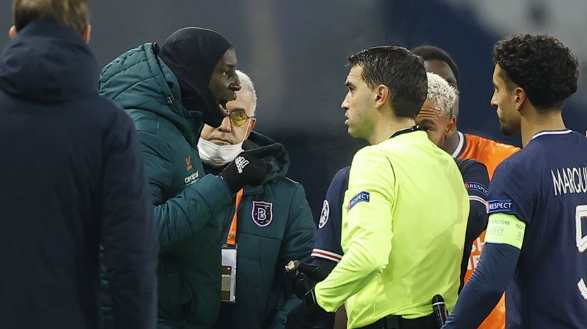 Webo reage à alegada atitude de racismo do quarto árbitro na partida contra o PSG. Foto: Ian Langsdon/EPA