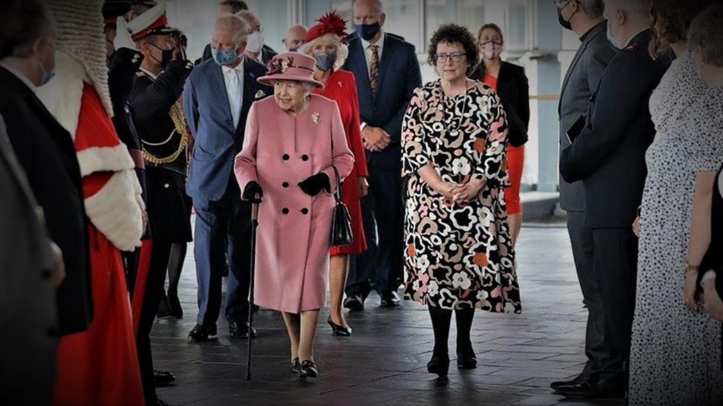 Rainha Isabel II, no passado dia 14 de outubro, a usar bengala num evento público, o que nunca tinha acontecido, exceto em 2003, quando foi operada ao joelho. Foto: Buckhingham Palace