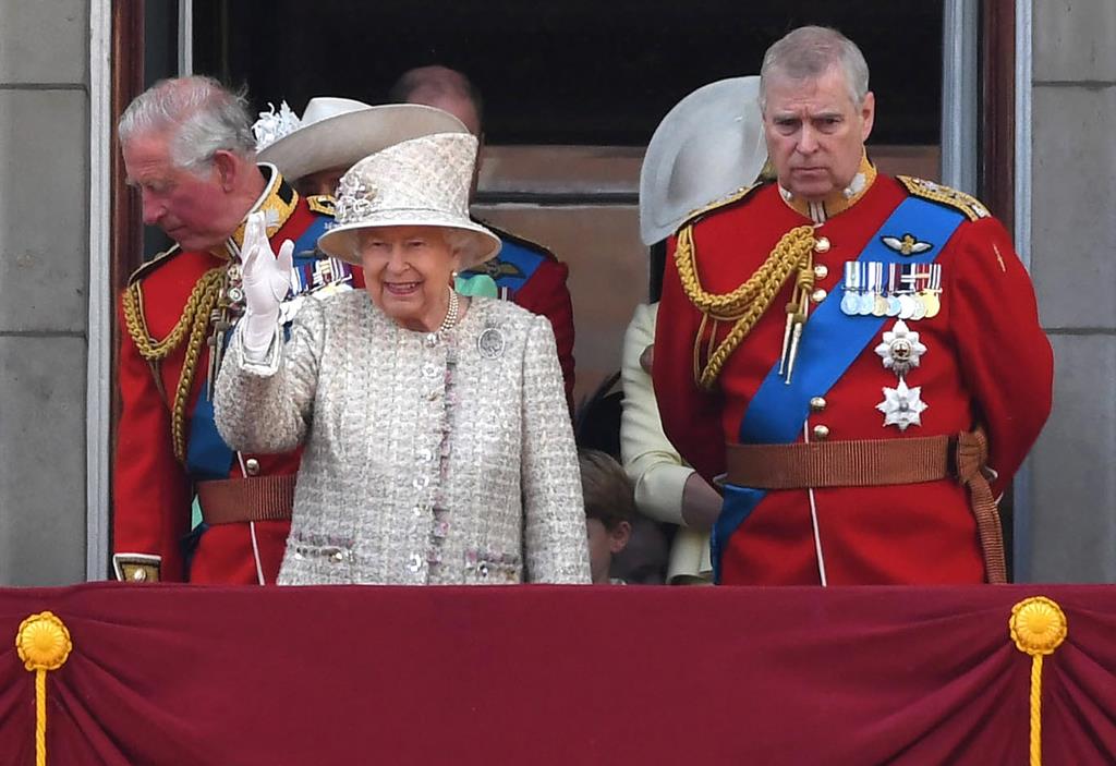 O príncipe André de Inglaterra ao lado da mãe, Isabel II. Foto: Neil Hall/ EPA