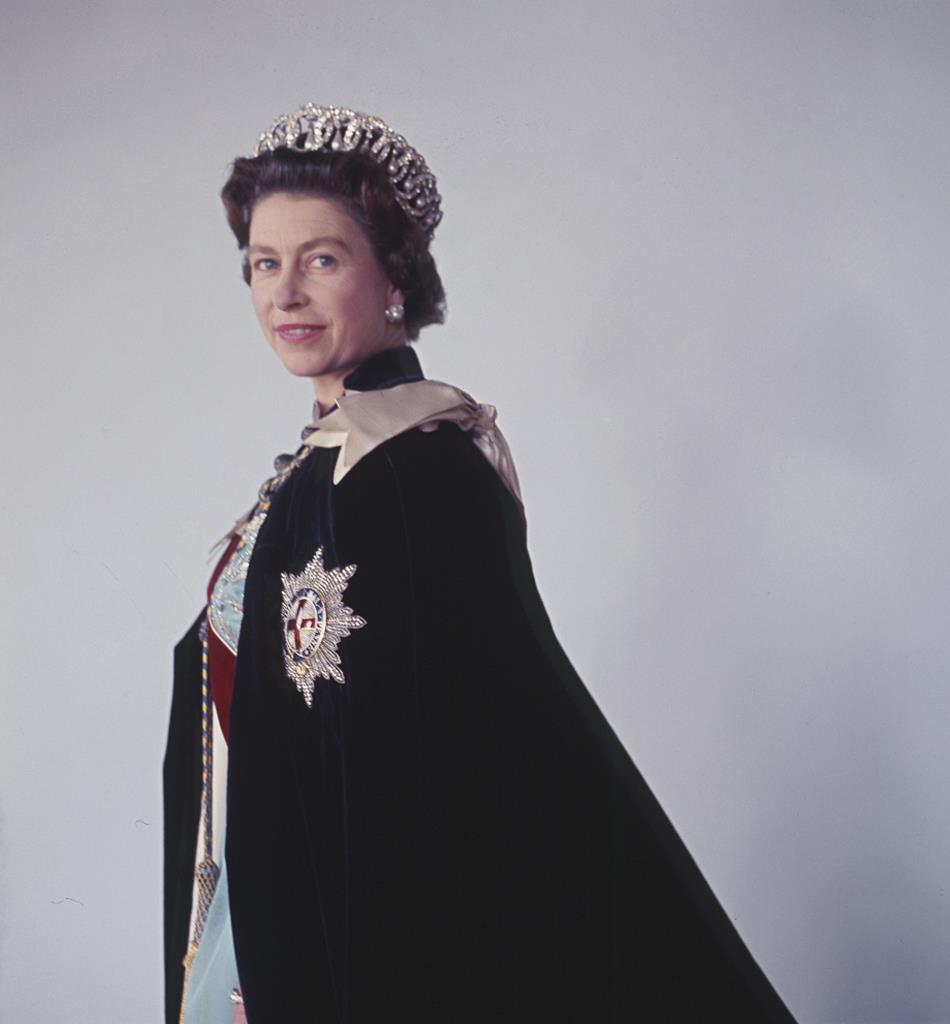 A Rainha Isabel II fotografada no Palácio de Buckingham, no dia 16 de outubro de 1968. Foto: The Royal Household © Crown Copyright/ Cecil Beaton