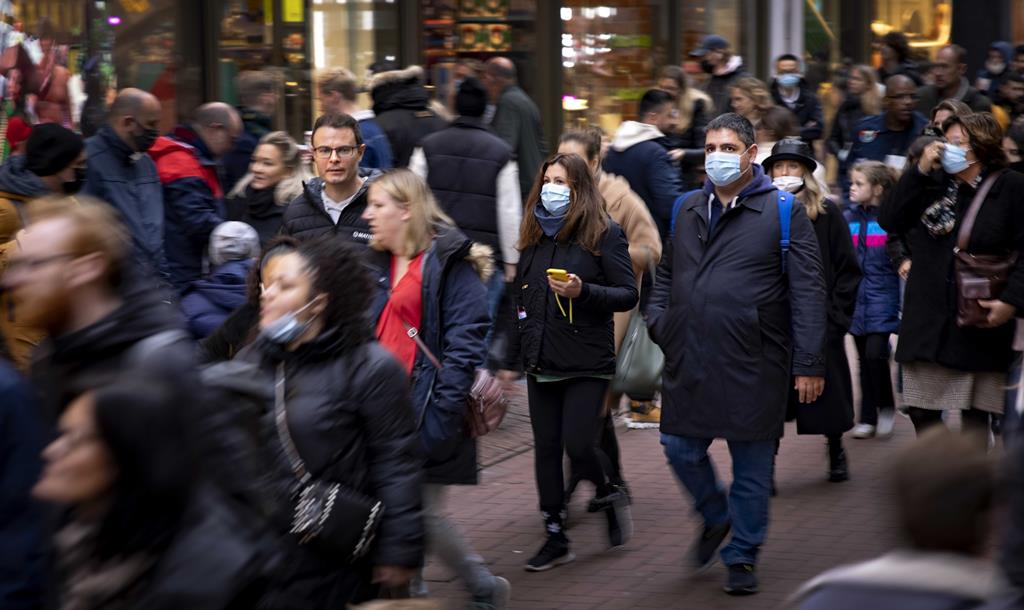Rua de Amesterdão, esta sexta-feira. O cenário poderá mudar rapidamente. Foto: Ramon Van Flymen/EPA