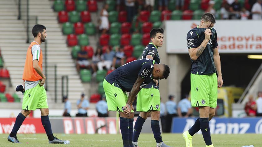 Desilusão dos jogadores do Sporting, após o empate com o Marítimo. Foto: Homem de Gouveia/Lusa