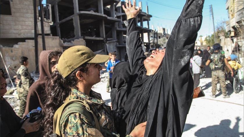 Civis libertados em Raqqa festejam com militantes curdos. Foto: Twitter