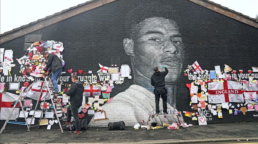 Mural de Marcus Rashford foi vandalizado, e recuperado pelos fãs. Foto: Reuters