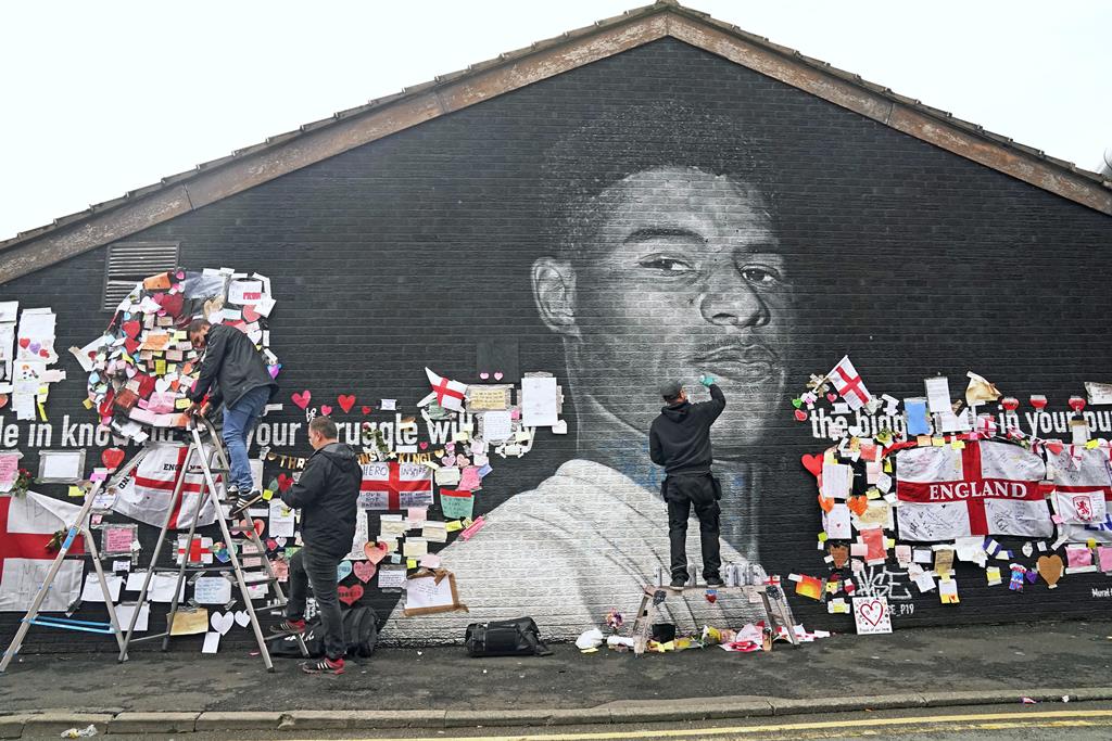Mural de Marcus Rashford foi vandalizado, e recuperado pelos fãs. Foto: Reuters