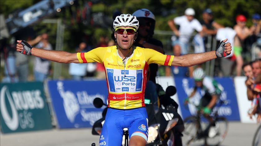 Vencedor da Volta a Portugal 2017 voltou de lesão e venceu a etapa. Foto: Nuno Veiga/Lusa
