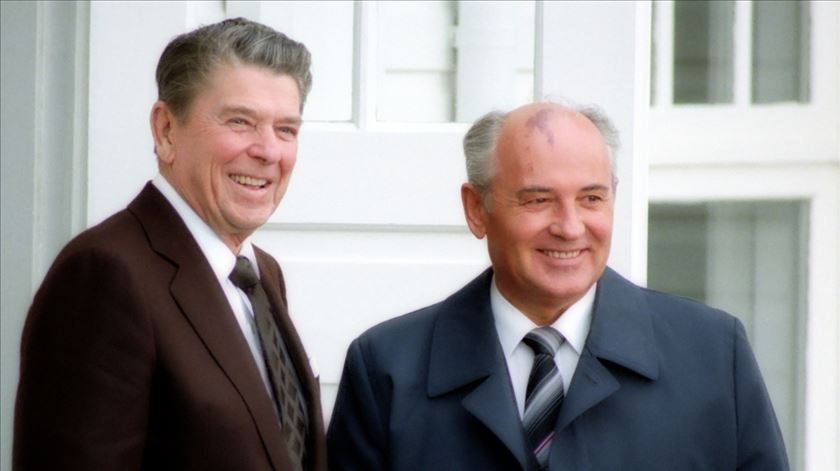 Ronald Reagan e Mikhail Gorbachev durante a Cimeira de Reiquiavique, em outubro de 1986. Foto: Ronald Reagan Library