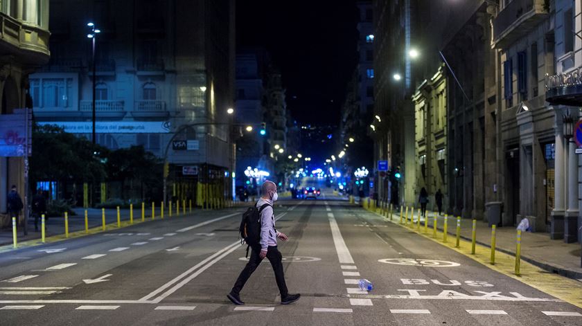 Uma das principais avenidas de Barcelona, deserta por causa do recolher obrigatório. Foto: Quique Garcia/EPA