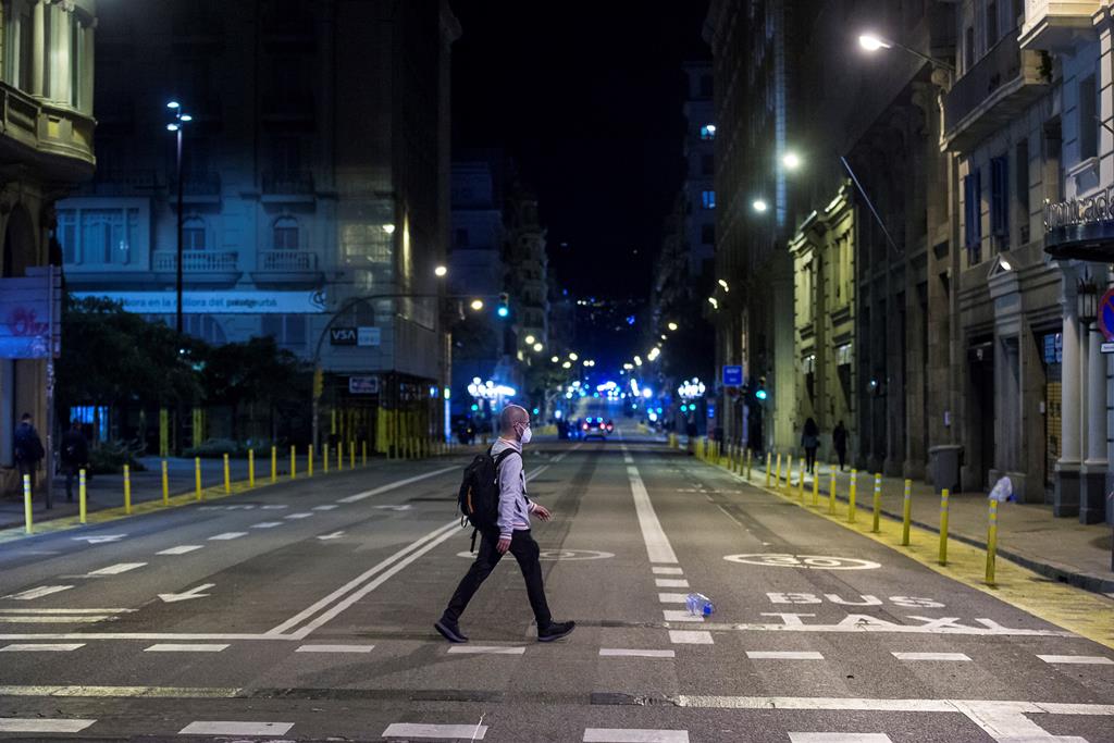 Estrada deserta em tempo de pandemia, em Barcelona. Foto: Quique Garcia/EPA