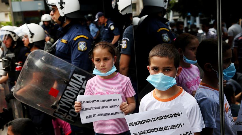Refugiados protestam na Grécia. Foto: Orestis Panagotiou/EPA
