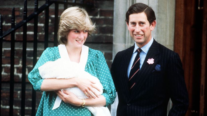 Rei Carlos III e Princesa Diana, com o Príncipe William em bebé, em 1982. Foto: Reuters