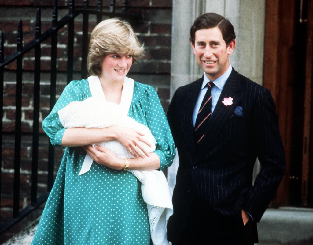 Rei Carlos III e Princesa Diana, com o Príncipe William em bebé, em 1982 Foto: Reuters