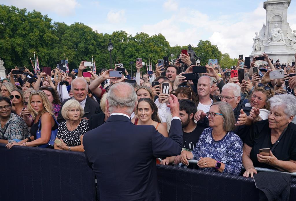 Rei Carlos III a cumprimentar populares, depois de suceder à rainha Isabel II Foto: Reuters