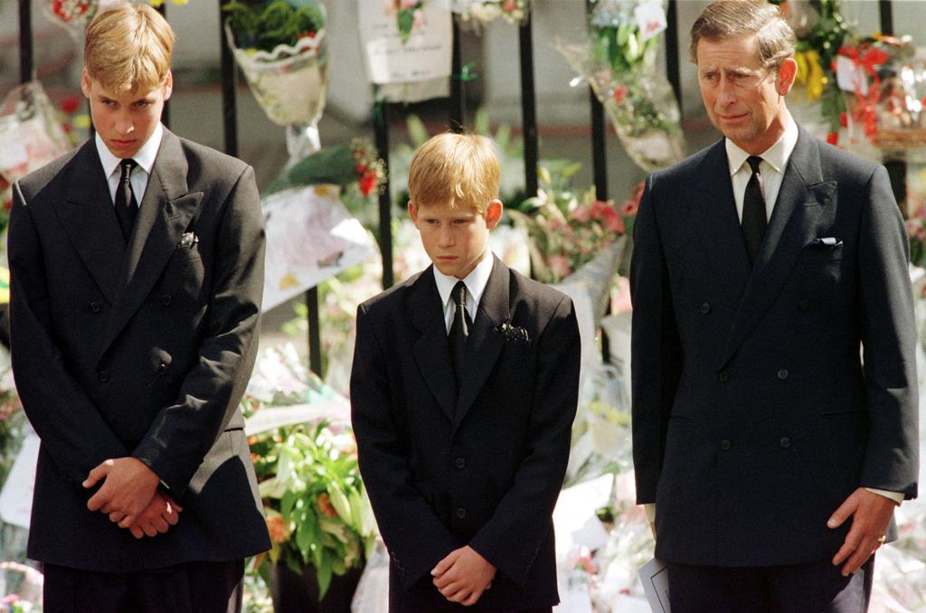 Rei Carlos com os filhos Príncipe William e Príncipe Harry, em 1997, no funeral da Princesa Diana Foto: Reuters
