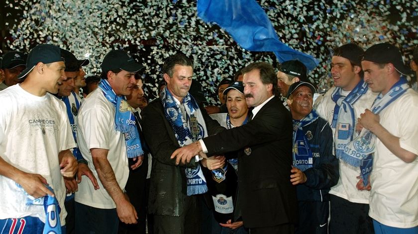 Teles com Mourinho na festa do campeonato de 2003. Foto: José Manuel Ribeiro/Reuters
