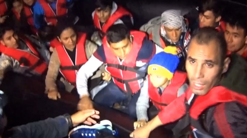 Migrantes salvos a caminho da Europa. Foto: Polícia Marítima
