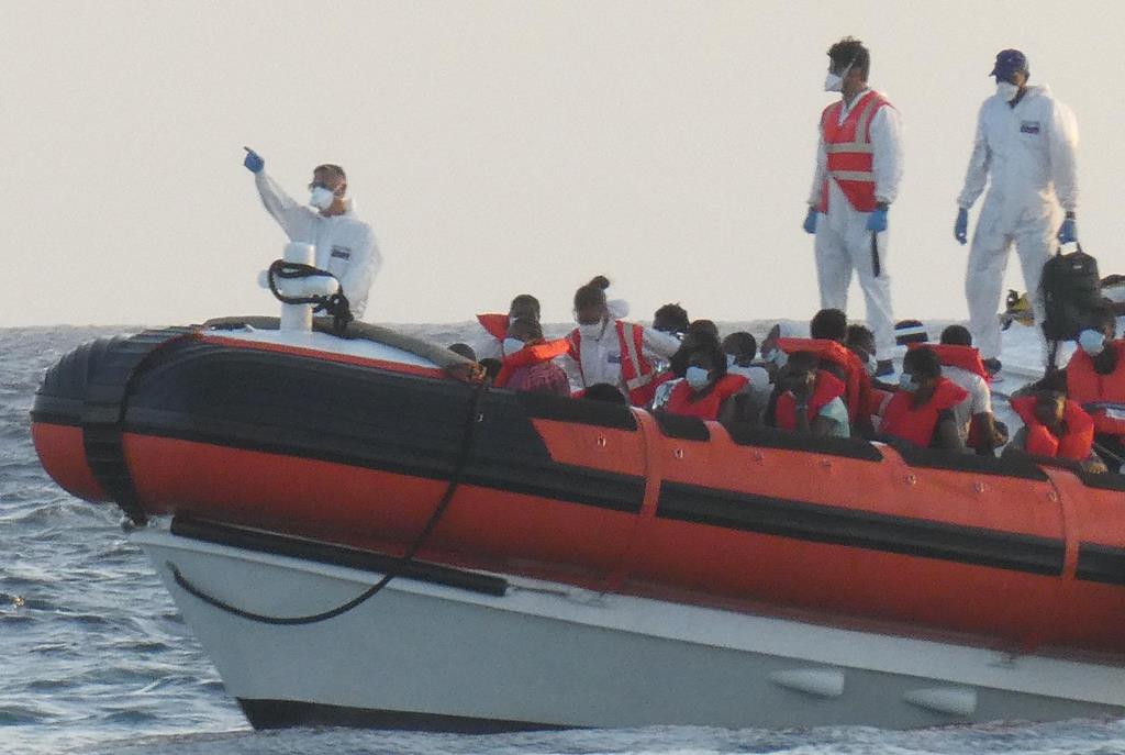 Barco de patrulha da Guarda Costeira de Itália Foto: Elio Desiderio/EPA