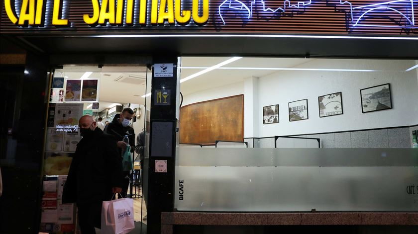 No último e no próximo fim de semana, restaurantes só funcionam em take-away depois das 13h. Foto: Estela Silva/Lusa