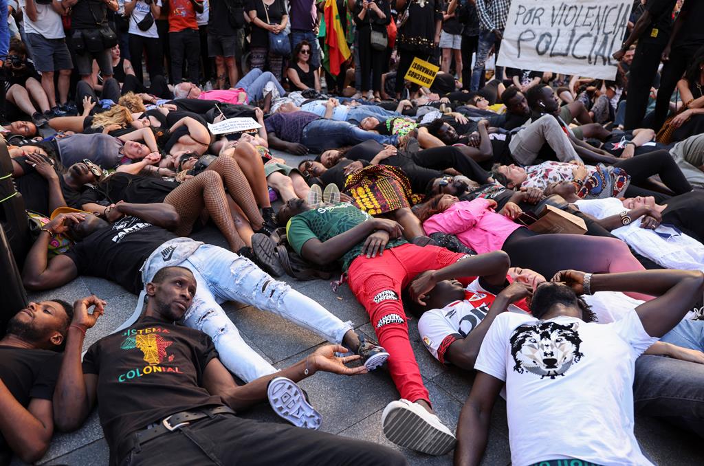 Manifestantes deitaram-se no chão da central Praça de Callao recriando um dos vídeos que tem circulado através das redes e dos meios de comunicação nos últimos dois dias. Foto: Nacho Doce/Reuters