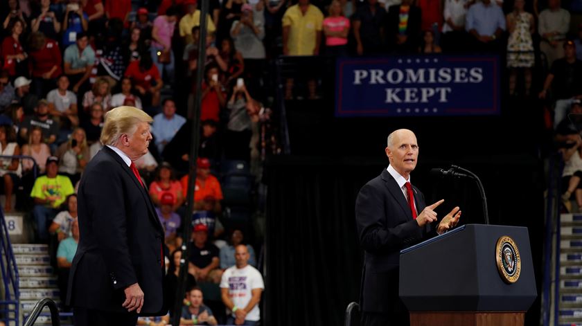 Rick Scott é um defensor acérrimo de Donald Trump, e contou com o apoio do Presidente nos comícios. Foto: Carlos Barria/Reuters
