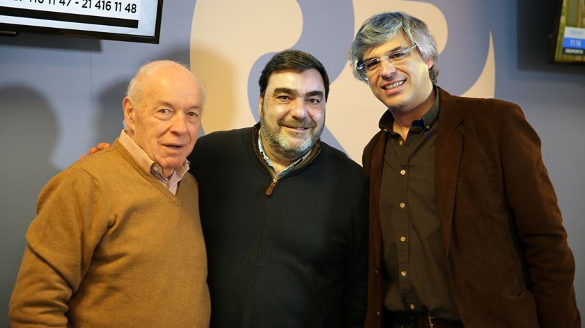 O comentador desportivo Ribeiro Cristovão (ex-jornalista de Desporto da Renascença) com Paulino Coelho e o editor de Desporto, Pedro Azevedo