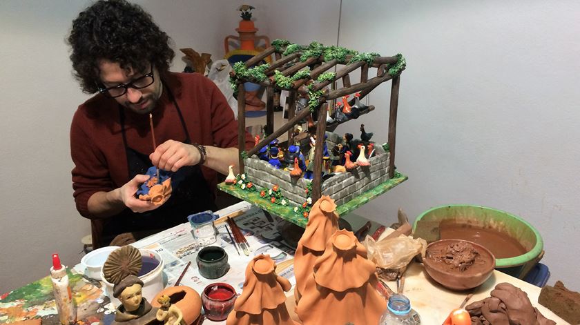 Ricardo Fonseca é o mais jovem ceramista dos Bonecos de Estremoz Foto: Rosário Silva/RR