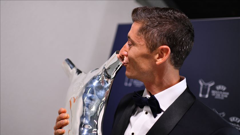 Lewandowski beija o galardão. Foto: Harold Cunningham/UEFA/EPA