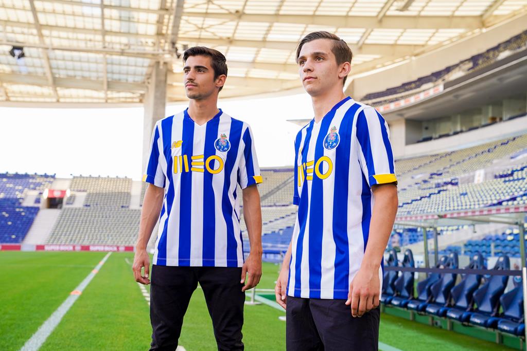 Francisco Conceição, à direita, e Rodrigo Conceição à espera da chamada do pai Foto: FC Porto
