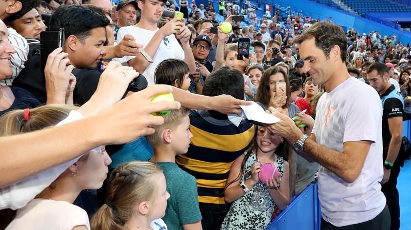 Roger Federer em contacto com os fãs, na Austrália. Foto: Richard Wainwright/EPA
