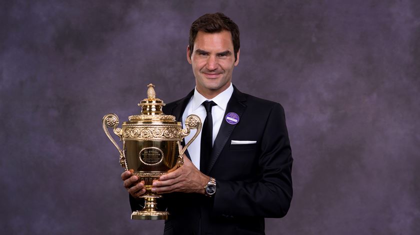 Federer e a sua mais recente taça, a oitava em Wimbledon. Foto: Robert Martin/EPA