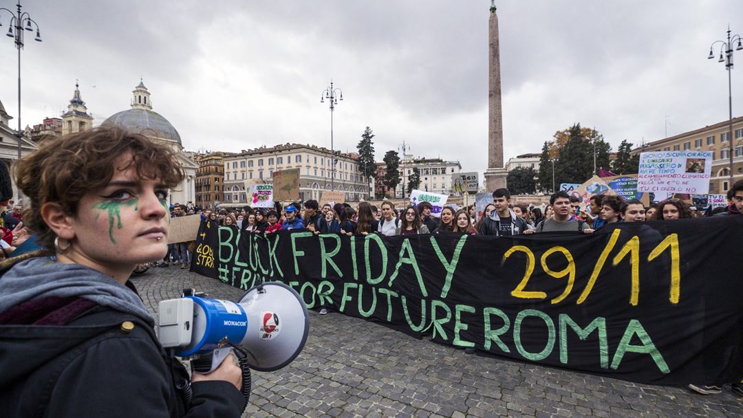 Cartaz alusivo à "Black Friday", em Roma. Foto: Angelo Carconi