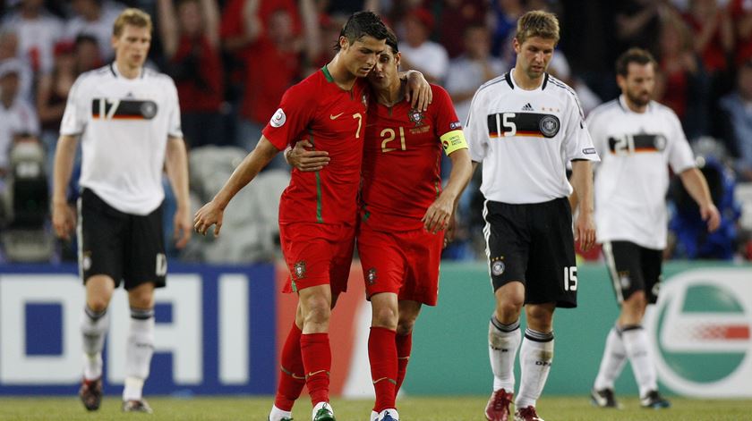 Nuno Gomes com Cristiano Ronaldo, no Euro 2008. Foto: Jerry Lampen/Reuters