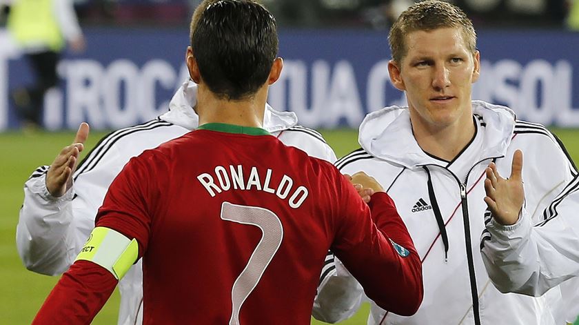 Ronaldo e Schweinsteiger cumprimentam-se durante o Euro 2008. Foto: Eddie Keogh/Reuters
