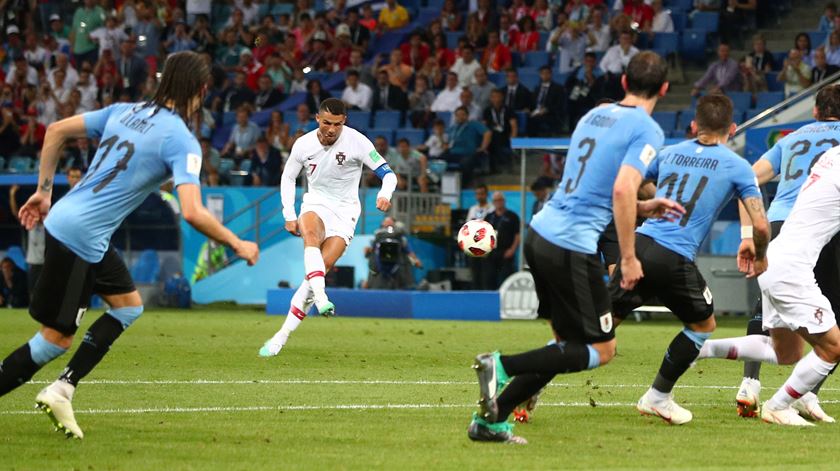 Valdez assinala que, mesmo bem vigiado, Ronaldo deu trabalho à defesa "charrúa". Foto: Hannah McKay/Reuters