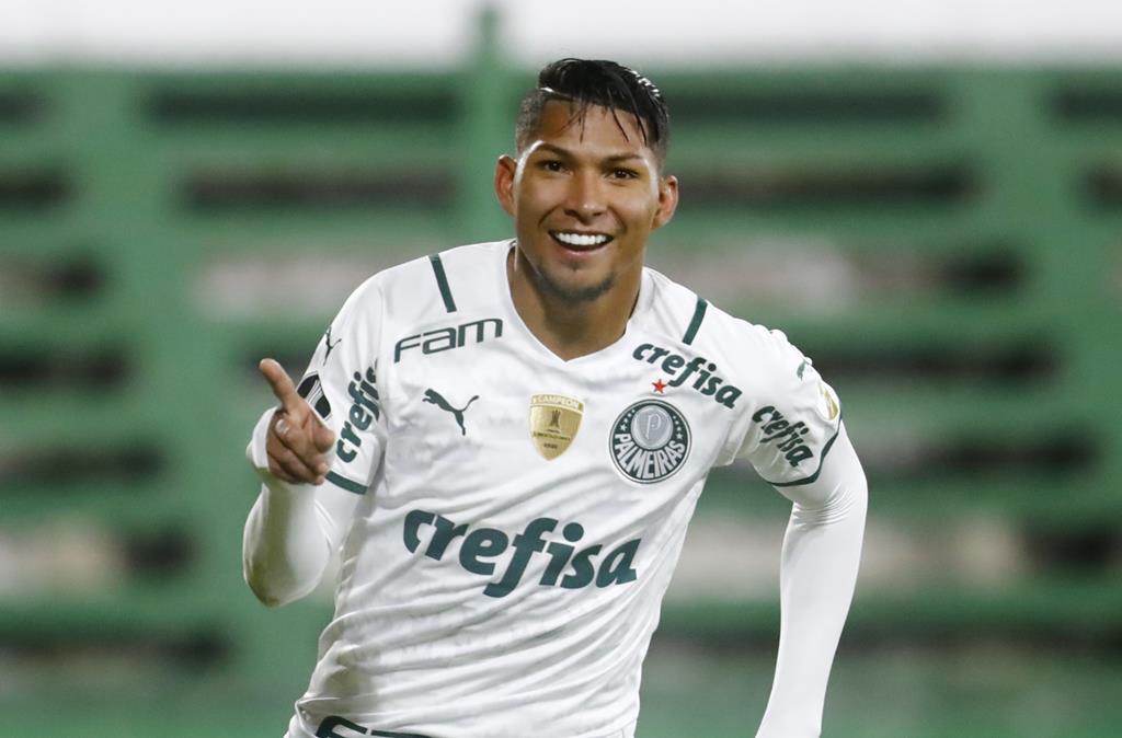 Palmeiras goleia Universitario e fica com segunda melhor campanha