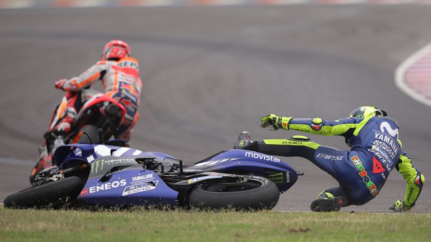 Rossi foi ao chão, depois do toque de Márquez. Foto: Nicolas Aguilera/EPA
