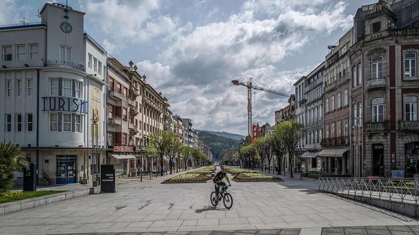Ruas da cidade de Braga sem pessoas e comércio fechado devido à pandemia da Covid-19. Foto: Hugo Delgado/Lusa