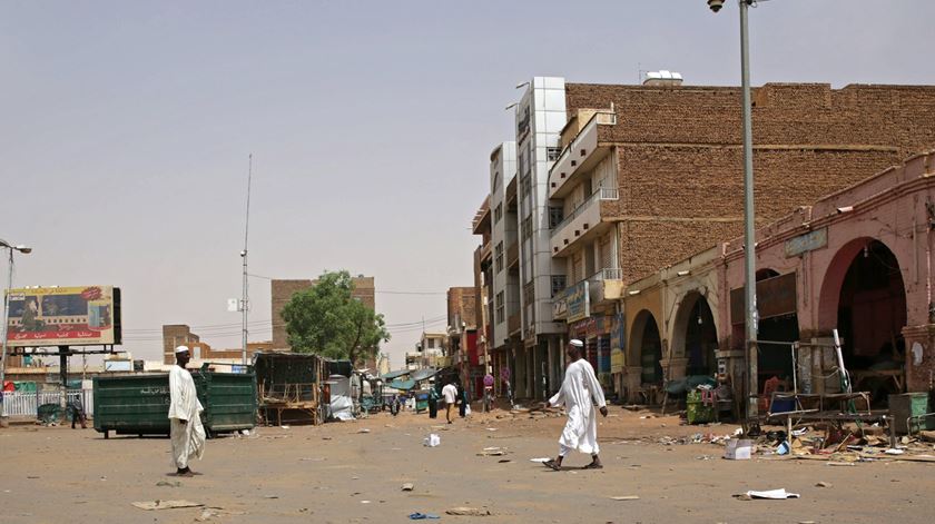 Ruas desertas em Cartum, no Sudão, durante camanha de desobediência civil contra Forças Armadas. Foto: Marwan Ali/EPA