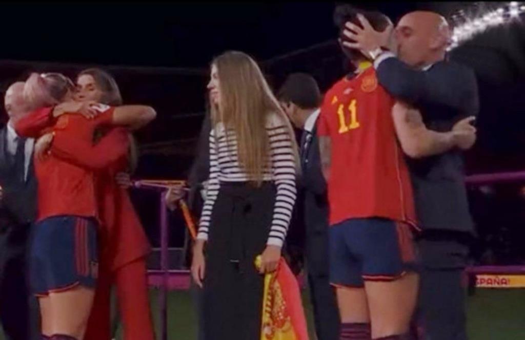 Presidente da Federação espanhola Luis Rubiales beija jogadora Jenni Hermoso na final do Mundial. Foto: RTVE
