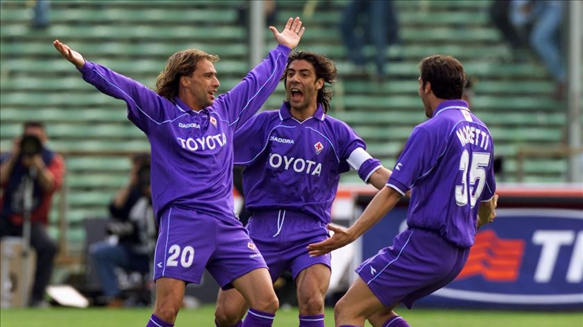 Adorado na Fiorentina, o "maestro" chegou a capitão da equipa de Florença Foto: Reuters