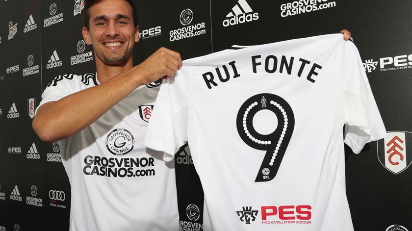Rui Fonte já tem número nas costas da camisola "lilywhite". Foto: Twitter Fulham